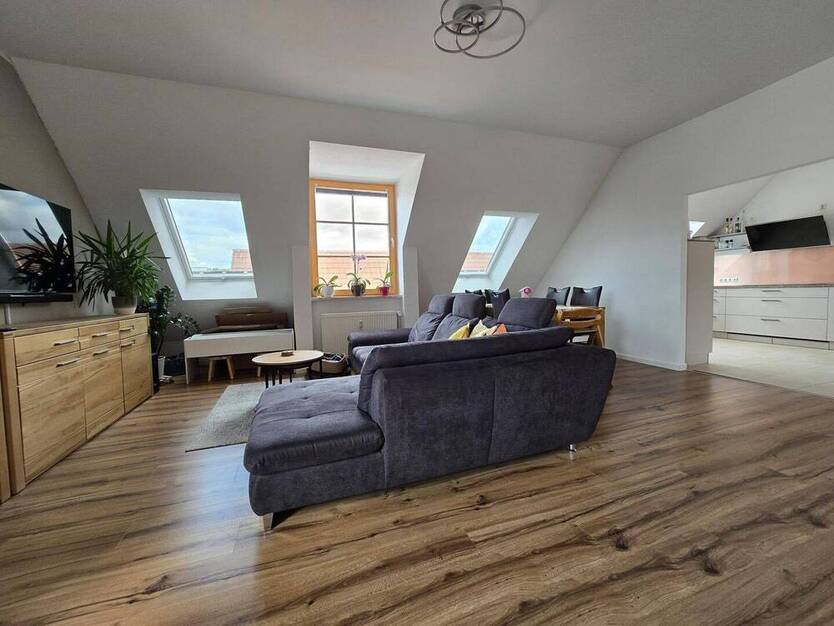 großzügige 4-Zimmer Dachgeschoßwohnung mit Südbalkon in zentraler Lage zu vermieten!!