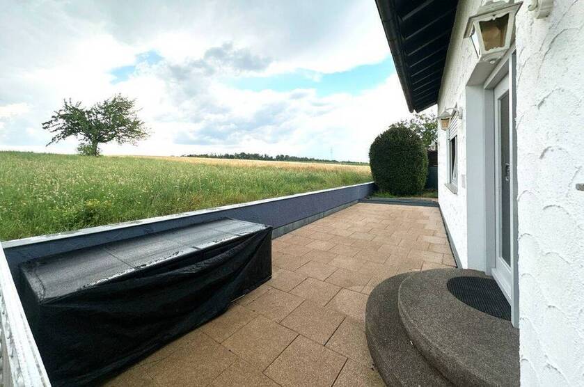 Außergewöhnliche 4,5 Zimmer Wohnung direkt am Feld mit Garage