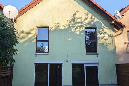 * wird gerade frisch renoviert Reihenmittelhaus mit Stellplätzen in ruhiger Lage *