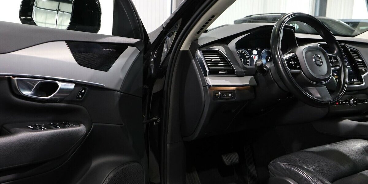 Volvo XC90 T8 P-HEV AWD EXPRESSION R-DESIGN / 7-SITZER 143.000 km 38.444 &euro; Hamm 59077