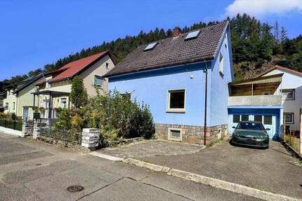 Zweifamilienhaus mit Garten und Garage in Weinheim Sanierungsobjekt in Top-Lage! 7 zimmer