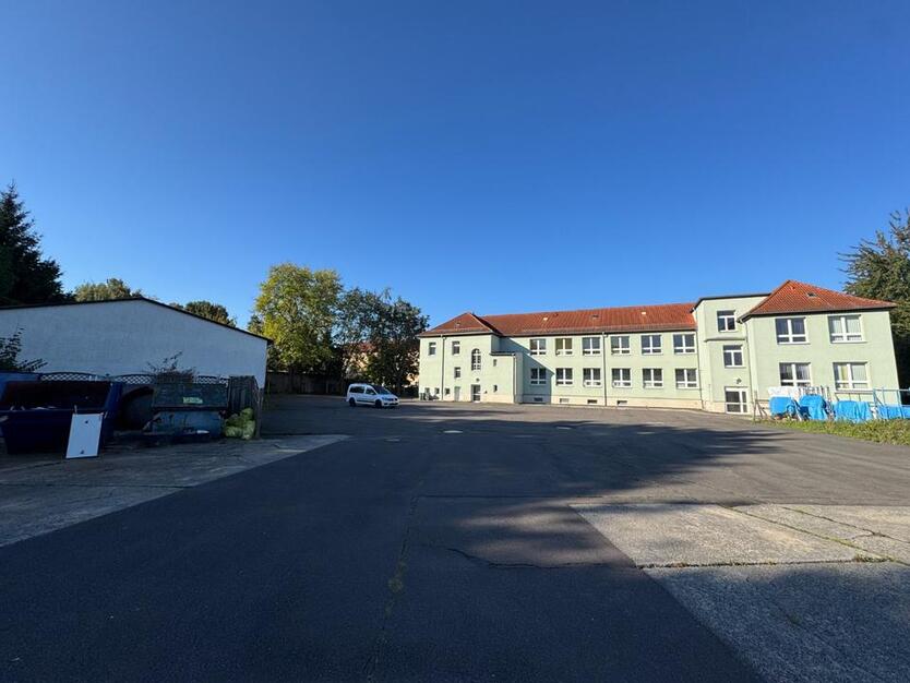 Große Garage und mehrere Büros und Lager zu vermieten zimmer