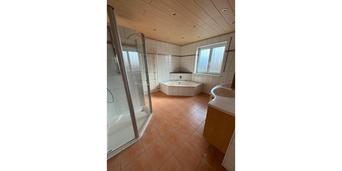 Einfamilienhaus Ingolstadt - 8 Zimmer, 240 m&sup2;, 4.300&euro; | Angebot:23684532