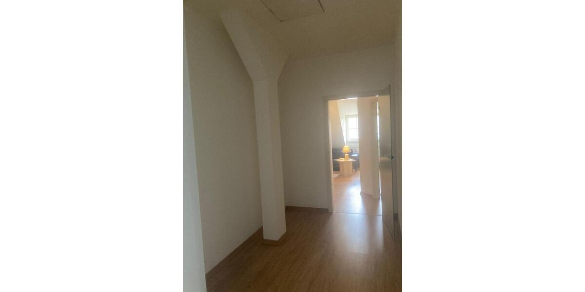Dachgeschoßwohnung Wiesbaden Biebrich - 2.5 Zimmer, 80 m&sup2;, 1.000&euro; | Angebot:25986507