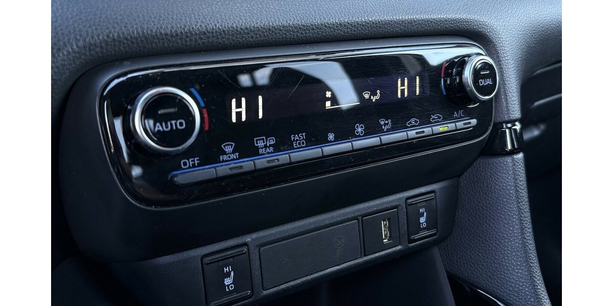 Toyota Yaris 1.5 Hybrid Black&White DAB/KAMERA/1.HAND 29.792 km 19.900 &euro; Villingen-Schwenningen 78054