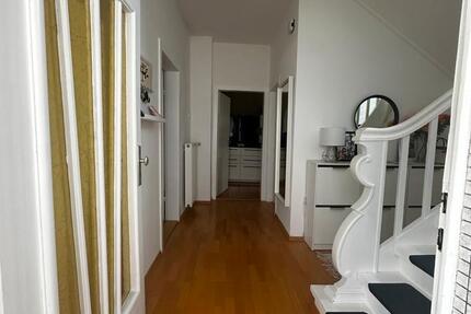 Biete 2 Zimmer & Bad im bewohnten 180 qm Haus mit Garten