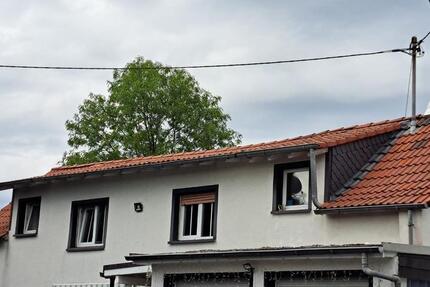 Freistehendes Einfamilienhaus mit großem Grundstück, 3 Garagen.
