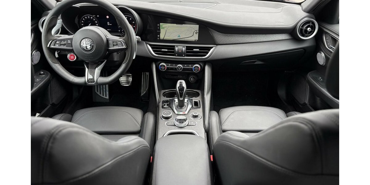 Alfa Romeo Giulia 2,9 V6 Quadrifoglio MEMORY/KAMERA/1.HAND 6.415 km 73.900 &euro; Villingen-Schwenningen 78054