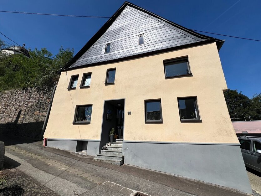 PREISREDUZIERUNG! Großzügiges, gepflegtes Einfamilienhaus in GemündenHunsrück zu verkaufen.