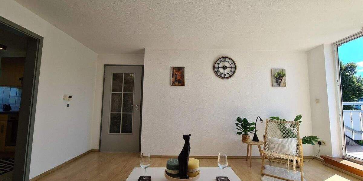 RESERVIERT Charmante Dachgeschosswohnung mit Einbauküche - sofort verfügbar! 2 zimmer