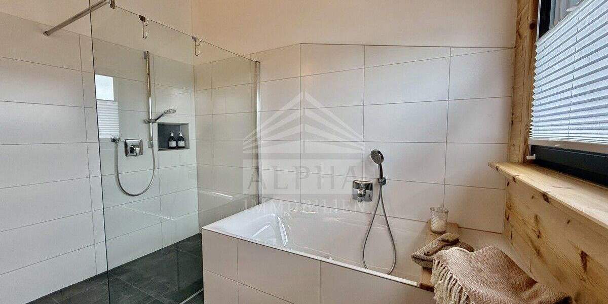 *VERKAUFT* Modernes Blockhaus-Idyllisch gelegene Doppelhaushälfte mit Büroräumen & Traumgarten 6 zimmer