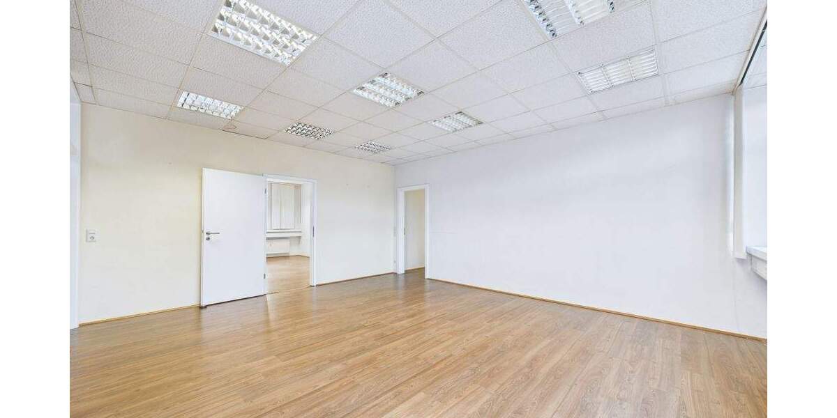 Helle Gewerbeeinheit im EG in zentraler Lage | Stellplätze verfügbar & separat anmietbar zimmer