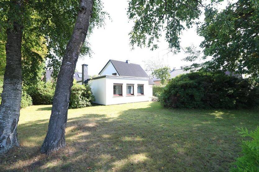 Baugrundstück mit aufstehender, unbewohnter Bebauung zimmer