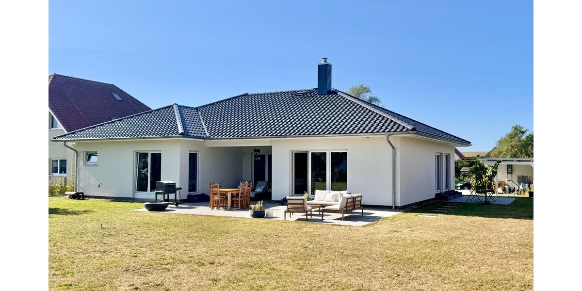 HORN IMMOBILIEN ++ Winkelbungalow 5 km bis Neubrandenburg, Baujahr 2022, Doppelgarage + Carport - Einfamilienhaus Sponholz | Angebot:27069443