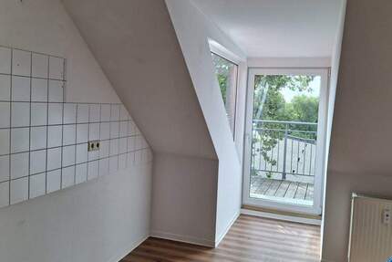 Gemütliche Dachgeschosswohnung mit Balkon im Osten der Stadt Halle (Saale) 3 zimmer