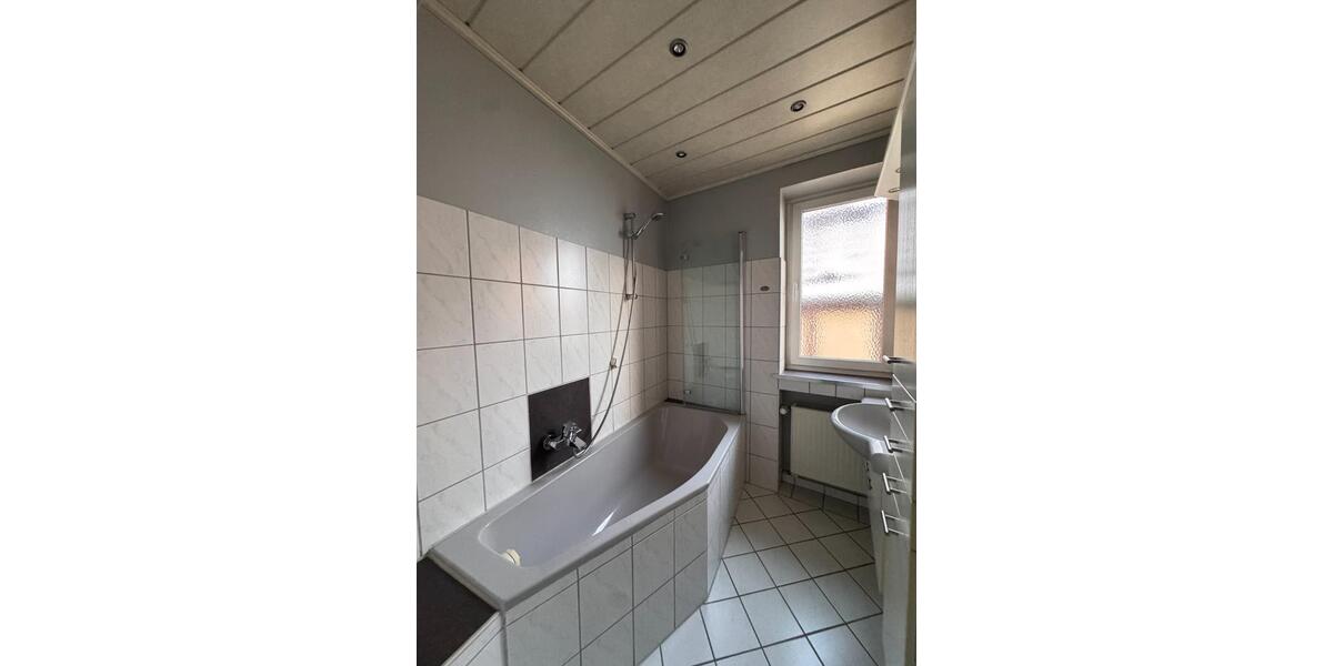 Etagenwohnung Bad Hersfeld - 7 Zimmer, 140 m&sup2;, 850&euro; | Angebot:25025005