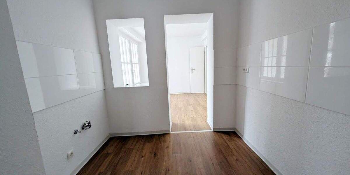 Hell & Renoviert! 3 Zimmer + Esszimmer, Vinyl-Boden, Tageslichtbad + 2 Abstellräume + gute Lage 3 zimmer