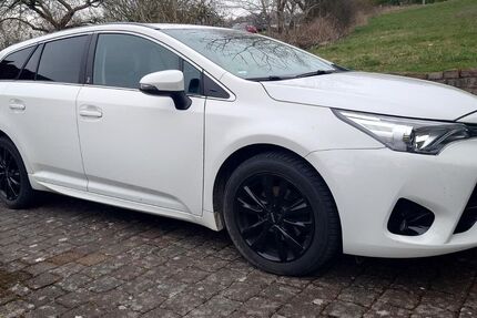 Toyota Avensis 90.000 km 15.300 &euro; Lügde 32676