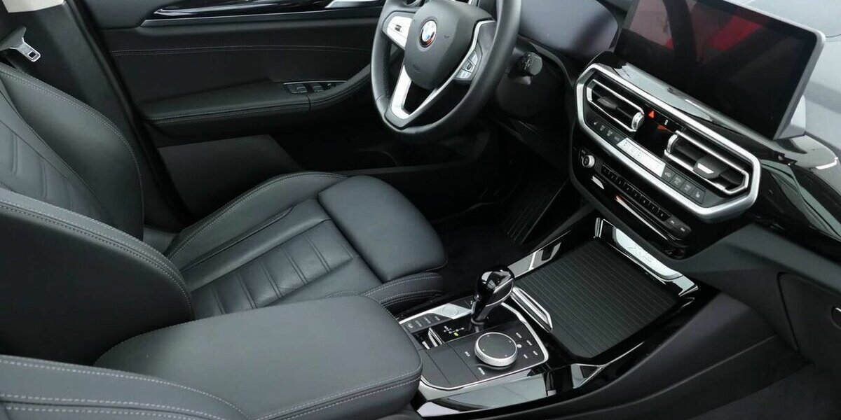 BMW X3 30dxDr AHK,HUD,Laser,Pan.-Dach,Echtleder 24.732 km 46.990 &euro; Landshut 84030