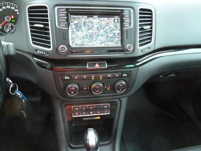 VW Sharan 2.0 TDI DSG Panorama Navi Leder7 Sitze + 175.000 km 17.900 € Ratingen 40885