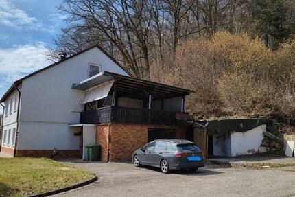 Zweifamilienhaus in Alleinlage mit großem Garten, 7 Zimmern