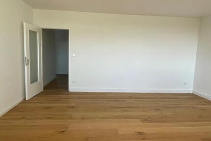 Moderne 2-Zimmer-Wohnung mit Balkon – Frisch Renoviert und Einzug