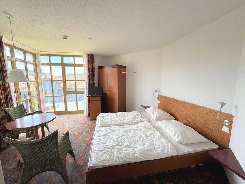 Voll möblierte 1-Zimmer-Wohnung mit Balkon zwischen See und Golfplatz