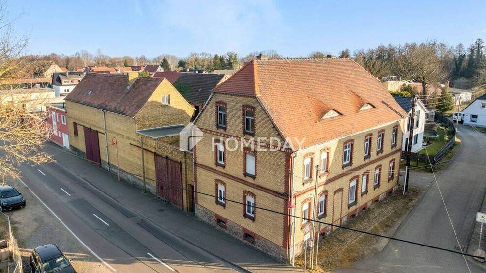 Viel Platz & Potenzial: EFH mit 8 Zimmern, Innenhof & Nebengelass auf großem Grundstück 8 zimmer