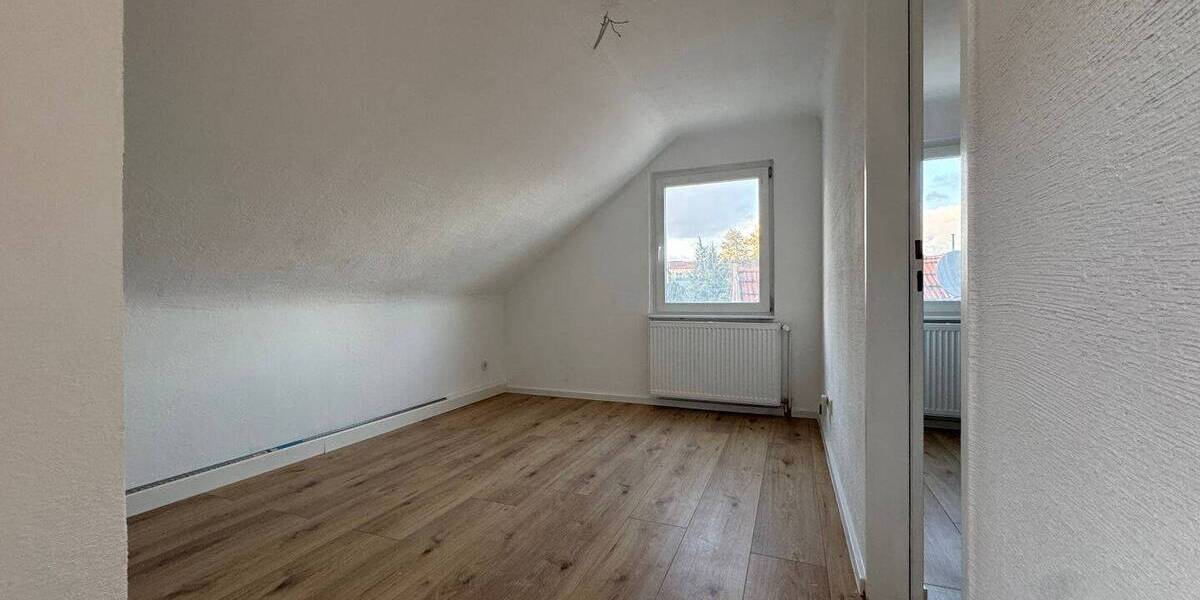 Sanierte 2-Zimmer-Dachgeschosswohnung mit neuem Bad in Ensheim - Etagenwohnung Saarbrücken-Halberg Ensheim | Angebot:26774939