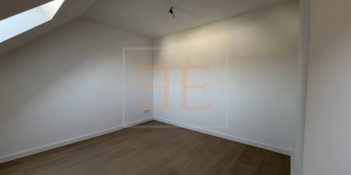 Frisch saniertes Reihenmittelhaus mit 6 Zimmern, Balkon und Einzelgarage zu vermieten - Reihenmittelhaus Rellingen | Angebot:26346609