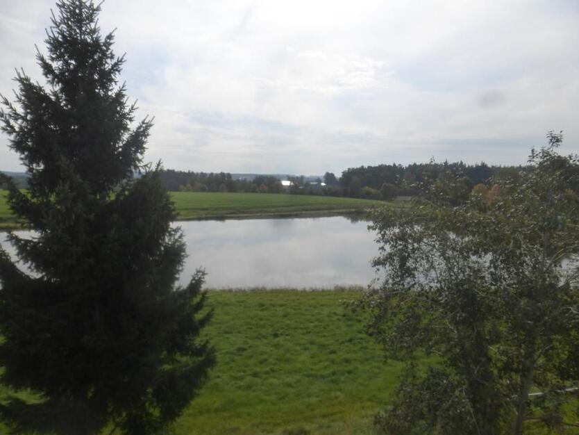 Reiheneckhaus in reizvoller Landschaft, Aussicht auf kleinen See