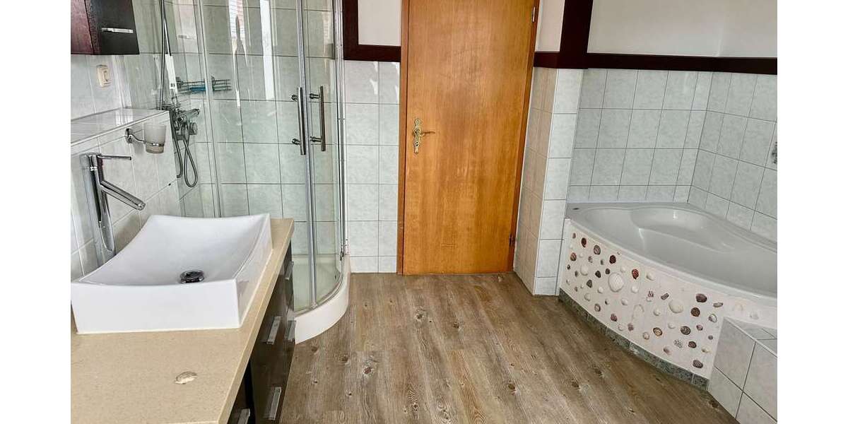 gepflegte 4 Raum - ETW mit Küche, Balkon und Pkw-Stellplatz am Stadtrand - Etagenwohnung Apolda | Angebot:24308532