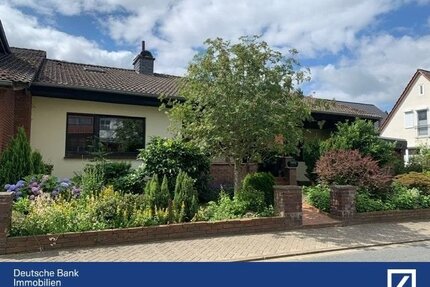 Sanierungsbedürftige DHH in Ortsrandlage mit viel Potential nach WEG