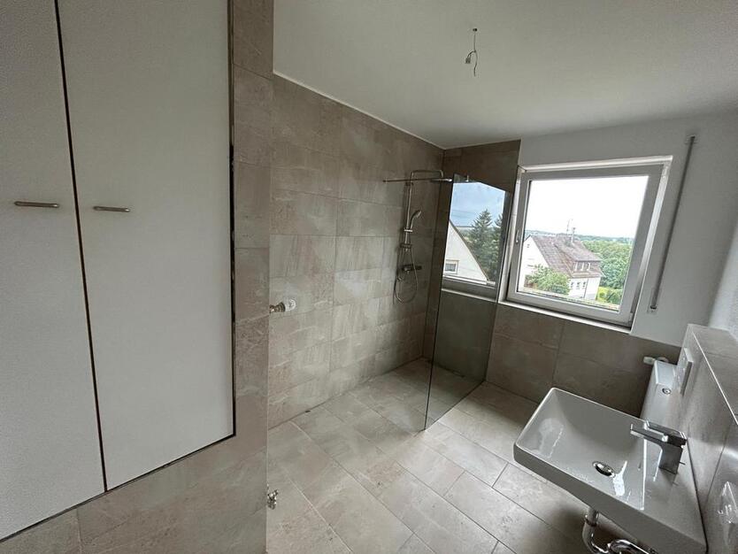 Renovierte 5 Zimmer Wohnung mit Balkon und Terrasse zur Miete
