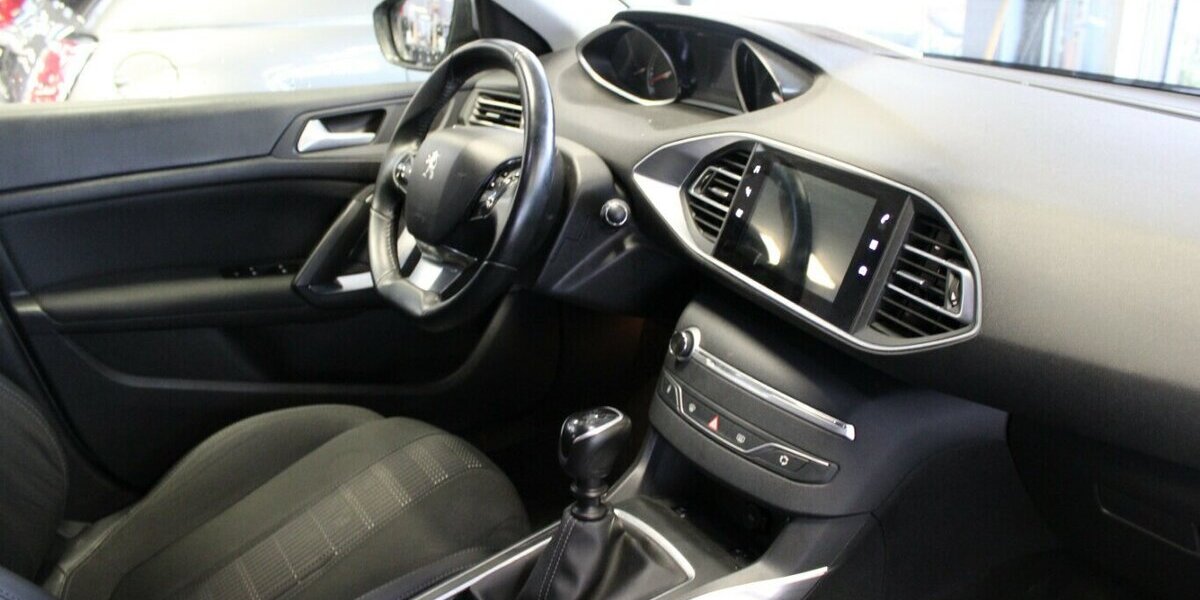 Peugeot 308 1.5 BlueHDi Allure Pack 61.193 km 13.980 &euro; Euskirchen 53881