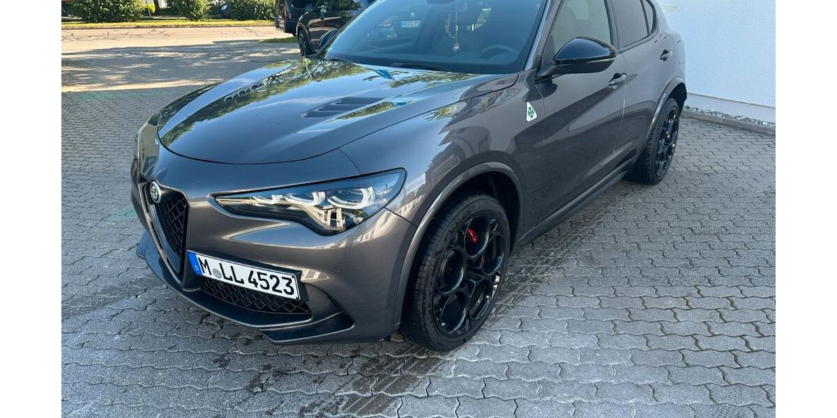 Alfa Romeo Stelvio 12.000 km 82.990 € München 81827