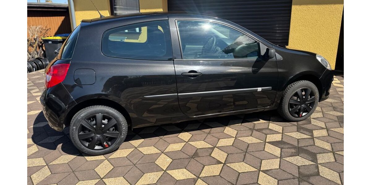 Renault Clio 76.500 km 4.299 &euro; Naunhof 04683