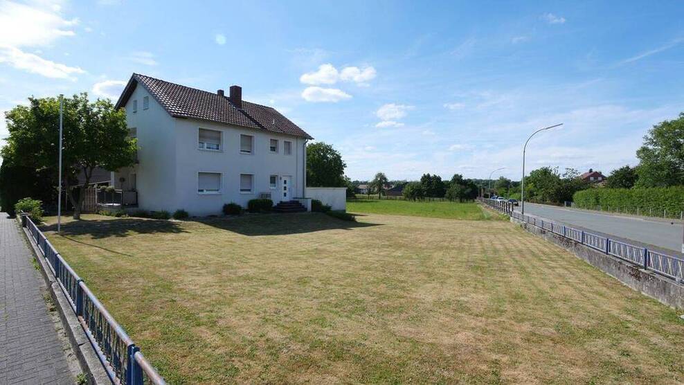 Zweifamilienhaus mit Ausbaupotential und großem Grundstück