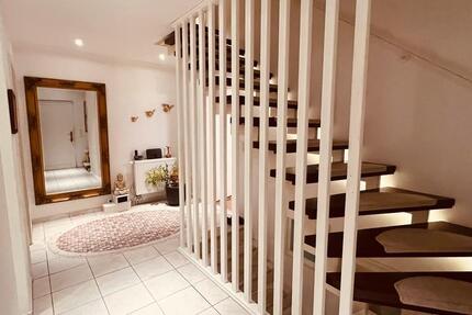 Möblierte Doppelhaushälfte mit Kamin, Garten, Vollkeller, Garage 4 zimmer