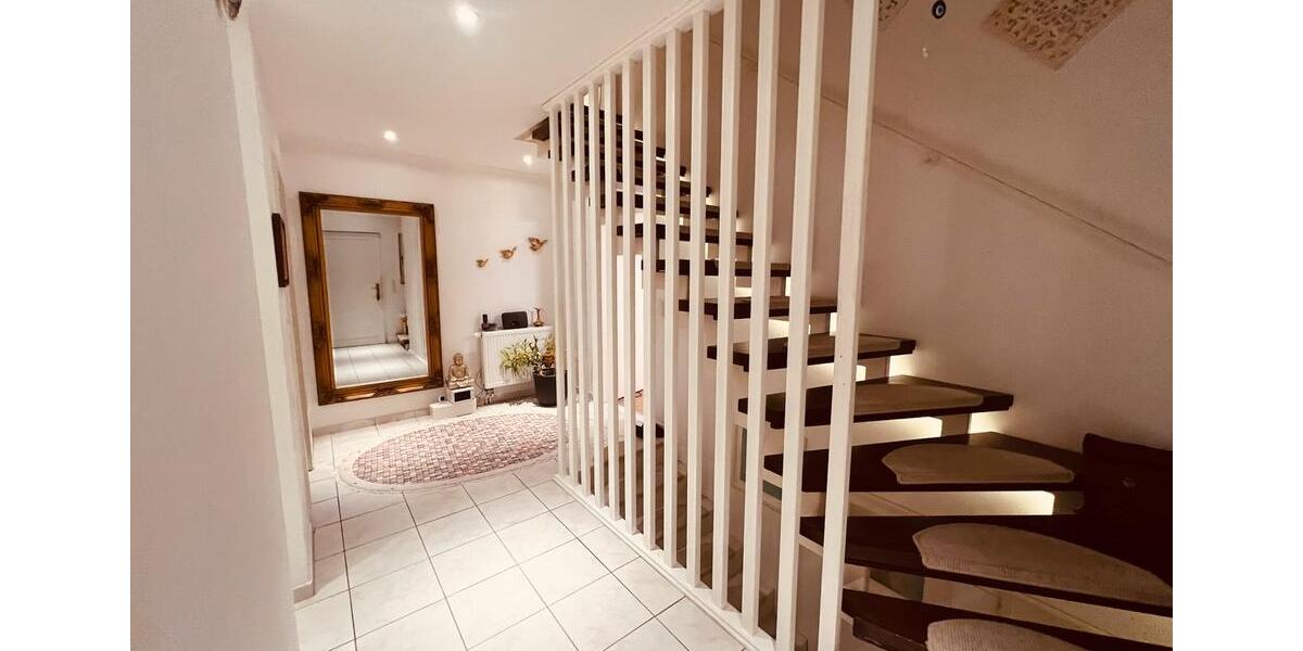 Möblierte Doppelhaushälfte mit Kamin, Garten, Vollkeller, Garage 4 zimmer