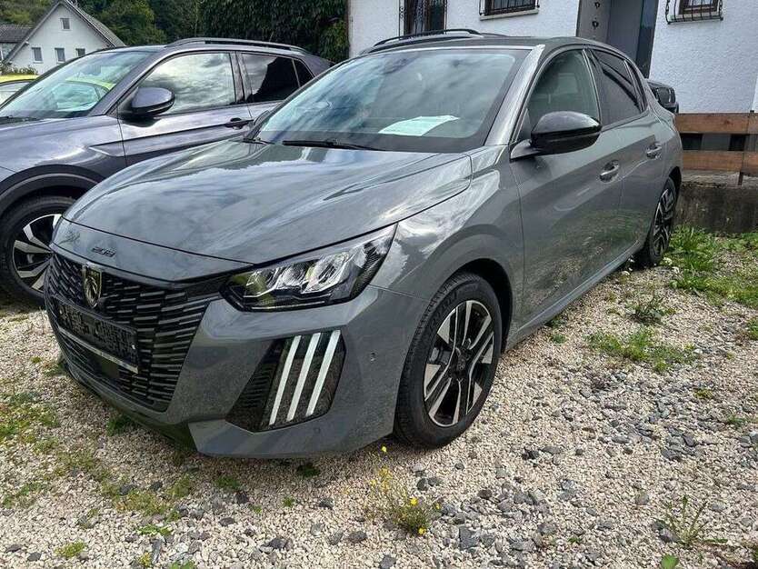 Peugeot 208 8.332 km 17.990 € Gutach / Schwarzwaldbahn 77793