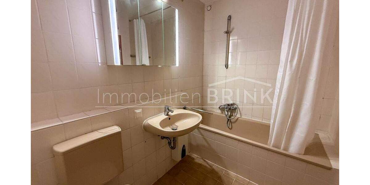 Lichtdurchflutete, große 3-Zimmer Wohnung, Balkon und überdachter Stellplatz in Langenzenn 3 zimmer