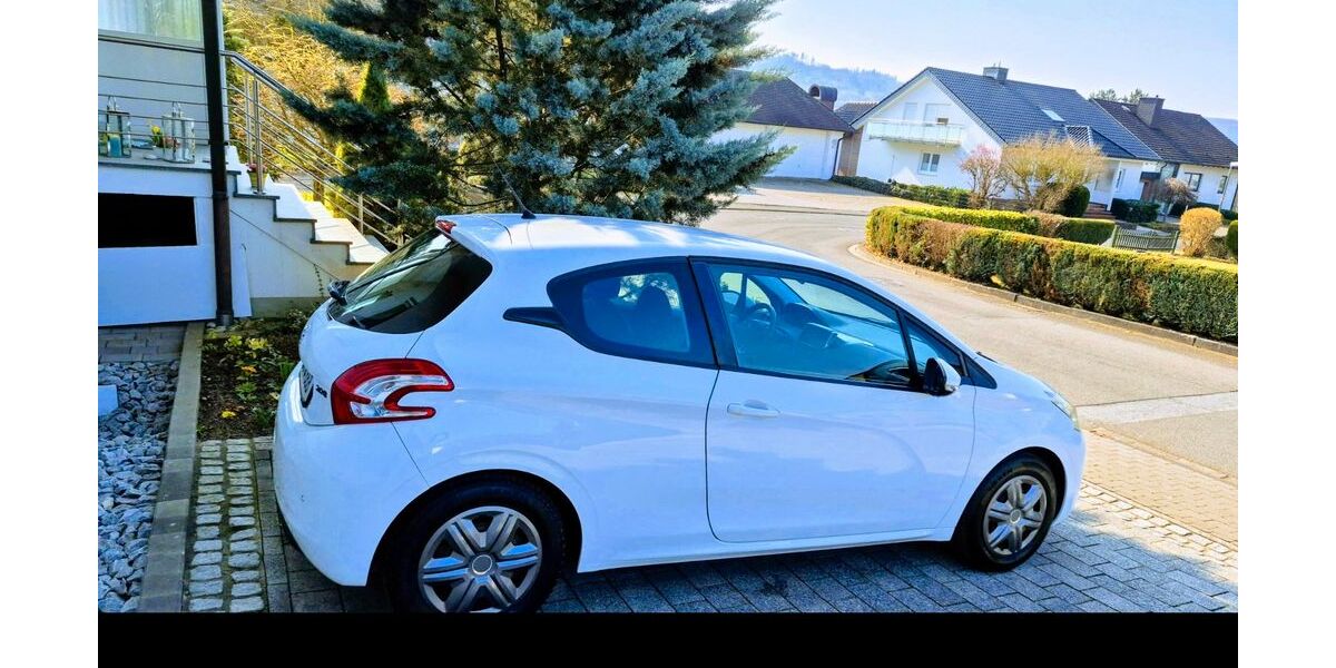 Peugeot 208 126.971 km 5.900 &euro; Witzenhausen 37213