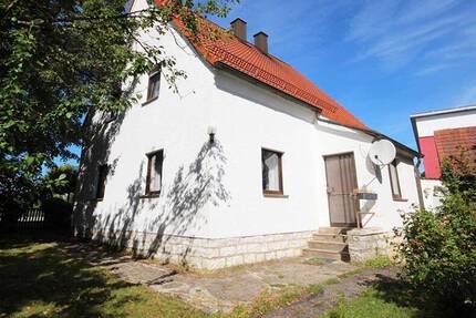 Schönes Grundstück mit renovierungsbedürftigem Wohnhaus 5 zimmer