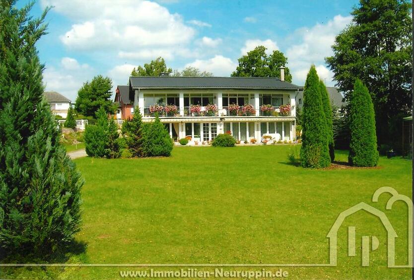 Zur Vermietung steht eine ca. 189 m² große MaisonetteWohnung in massiver Bauweise aus dem Jahr 1995. Die Wohnung erstreckt sich über zwei Etagen und befindet sich im Rheinsberger Ortsteil...