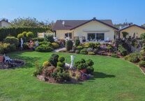 Bungalow mit traumhafter Aussicht und großem Garten in ruhiger Lage Nähe A3