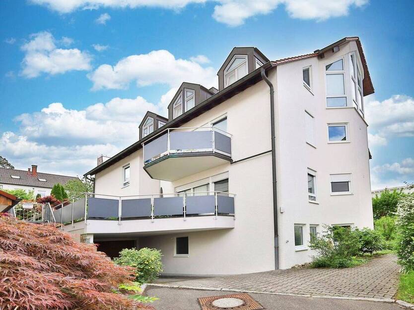 Großzügige Dachgeschoßwohnung mit Balkon und Kamin
