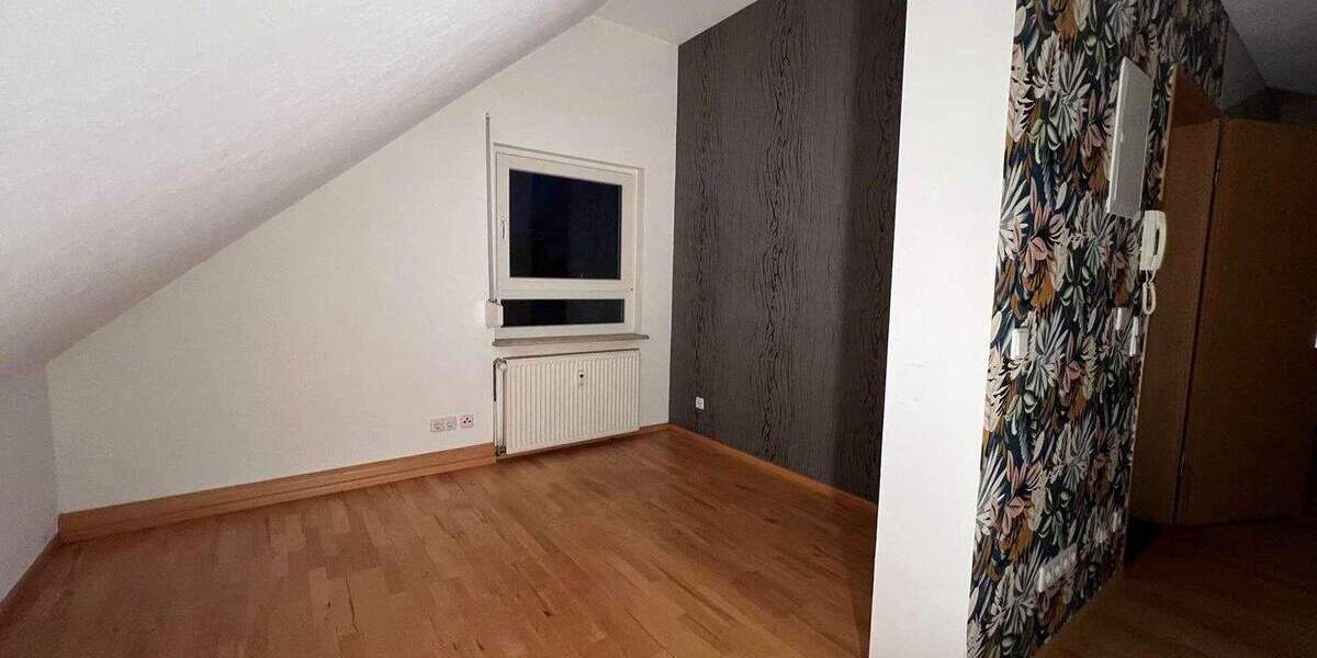 ?? Frankfurt-Goldstein: Gepflegtes 2-Familienhaus mit Garten, Garagen & Bonus zimmer
