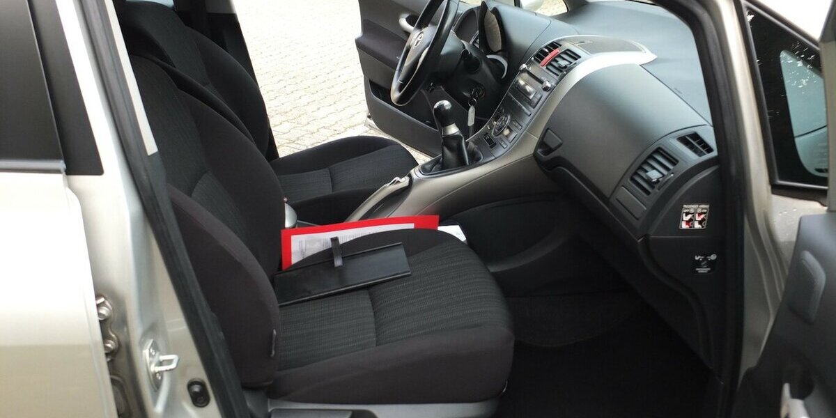 Toyota Auris 1.6i SOL ALLE INSPEKTIONEN GARAGENWAGEN 174.885 km 4.998 &euro; Köln 50858