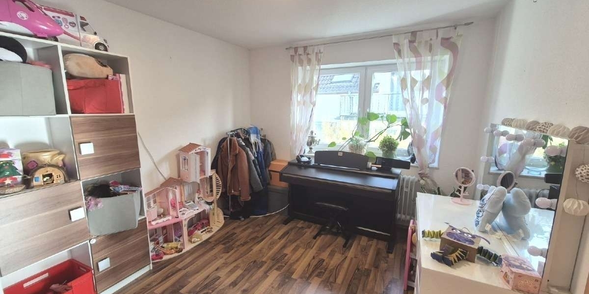 Großzügiges Wohnen für zwei Generationen: Poolbereich mit Poolbar und barrierefreiem EG - Zweifamilienhaus Katzweiler | Angebot:27131010